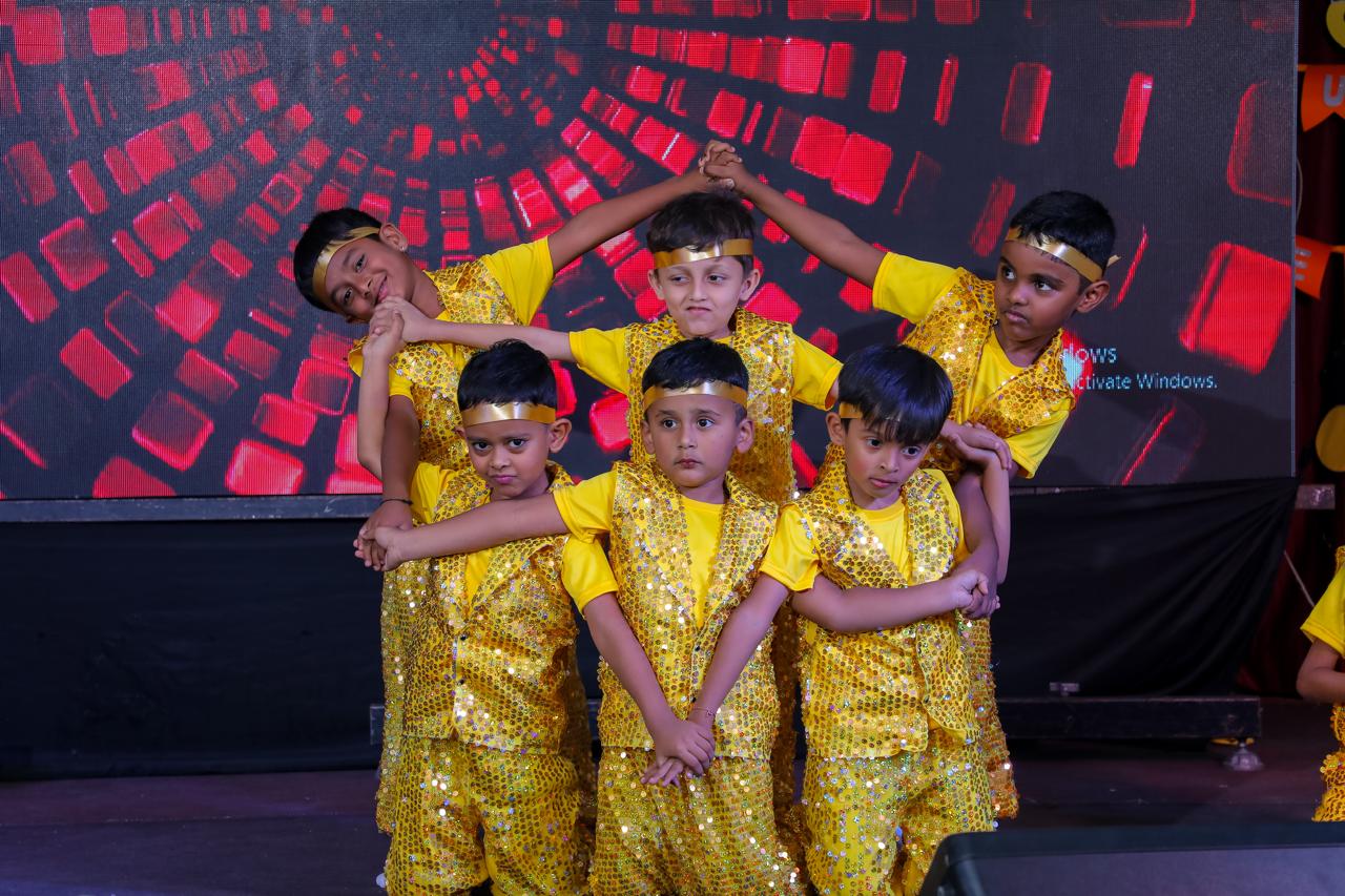 Yellow costume dance